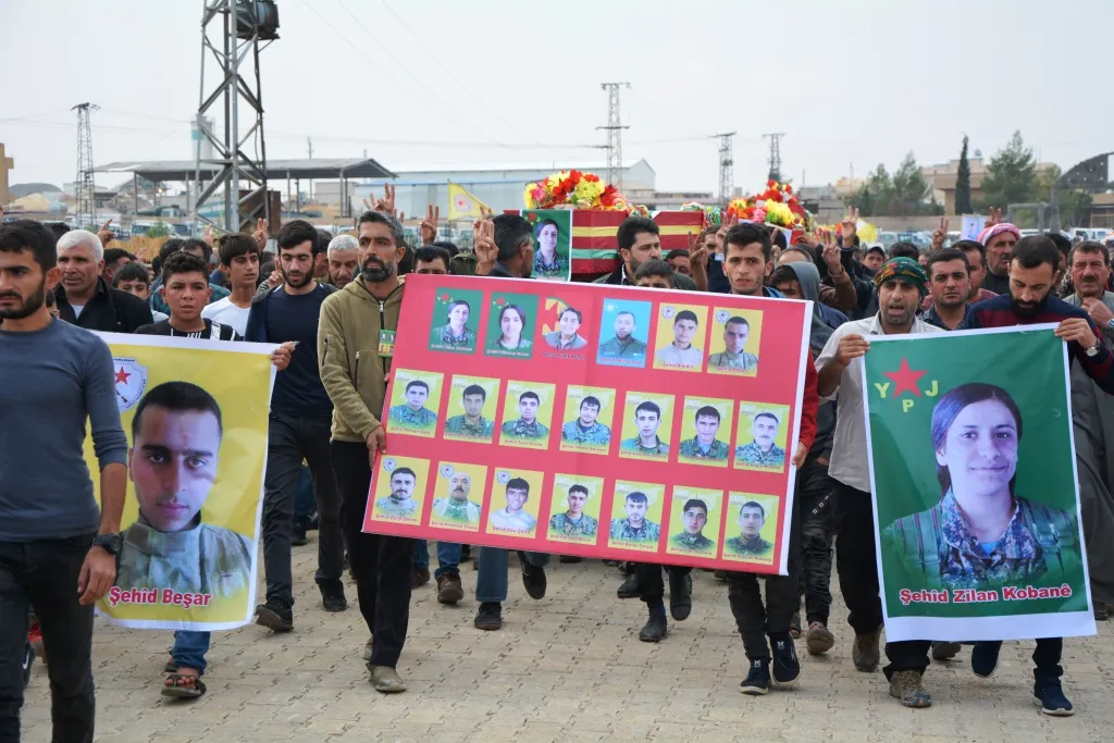 Cenazeyên 4 pakrewanên Berxwedana Rûmetê bi merasîmeke heybet li Kobanê hatin veşartin