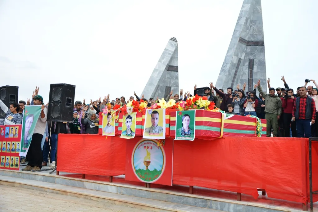 Cenazeyên 4 pakrewanên Berxwedana Rûmetê bi merasîmeke heybet li Kobanê hatin veşartin
