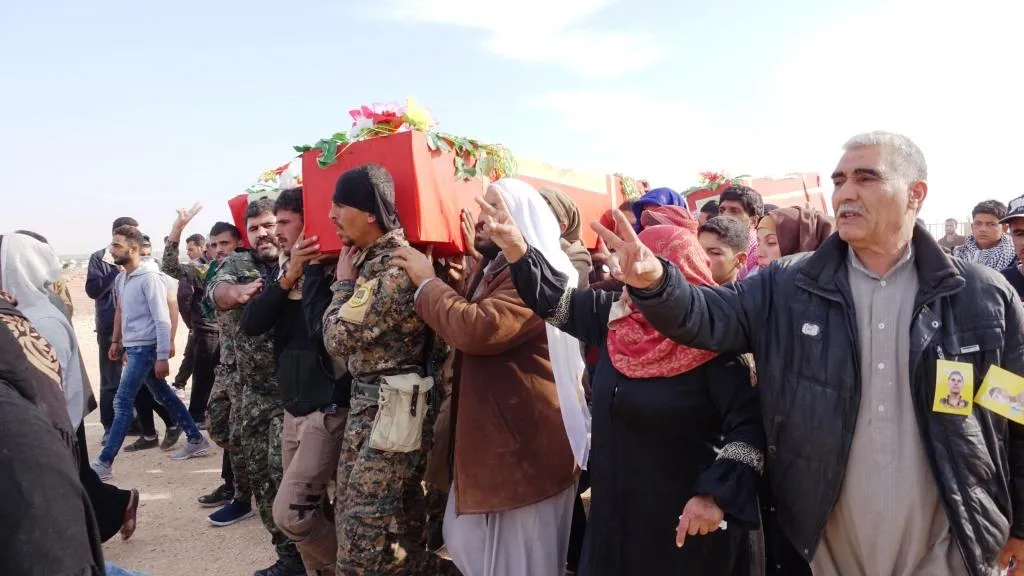 Cenazeyên 3 şehîdan li Reqayê hatin veşartin