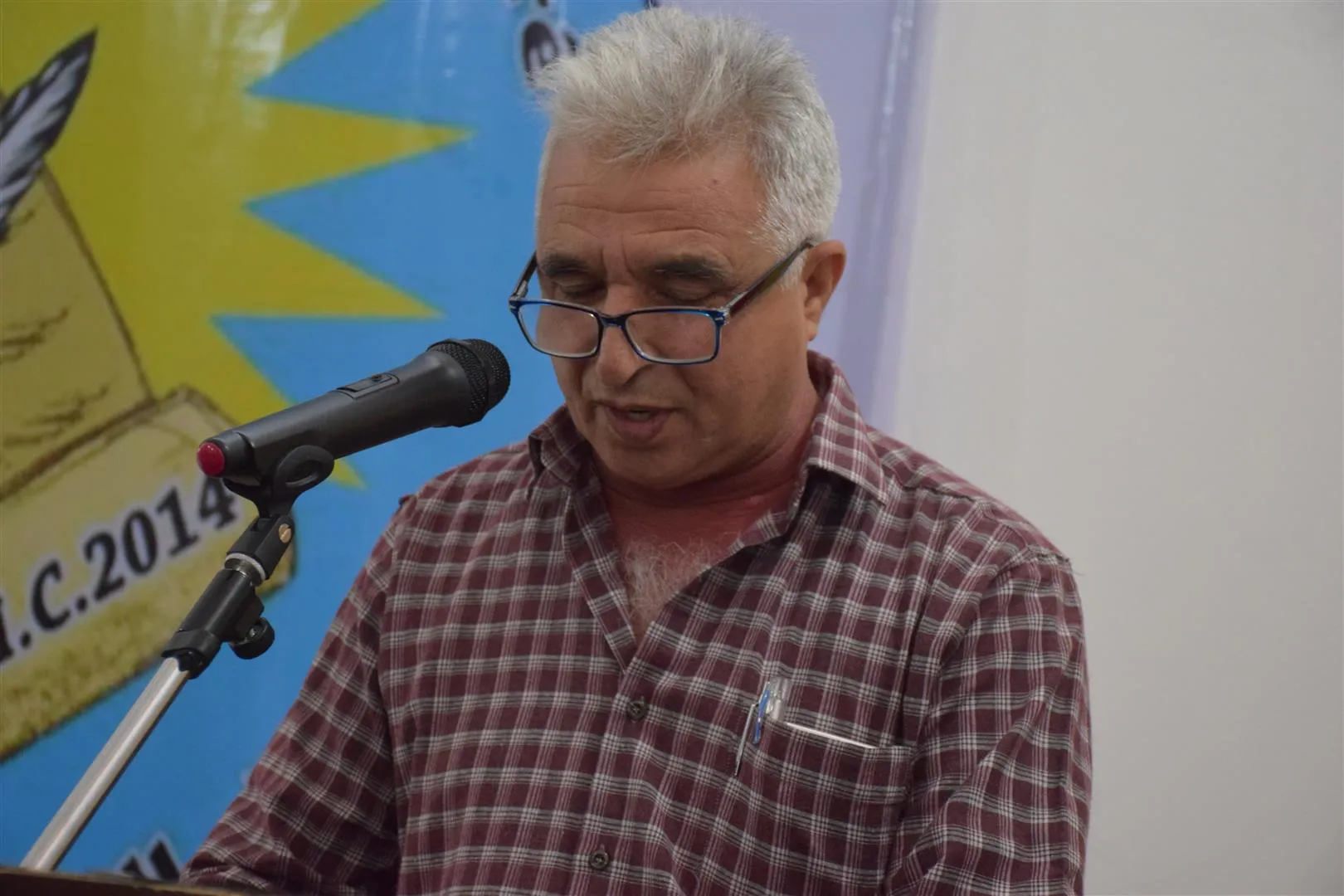 Bi şevuhêreke helbestan piştgirî dan Berxwedana Rûmetê