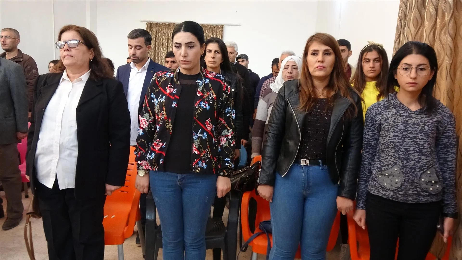 Bi şevuhêreke helbestan piştgirî dan Berxwedana Rûmetê