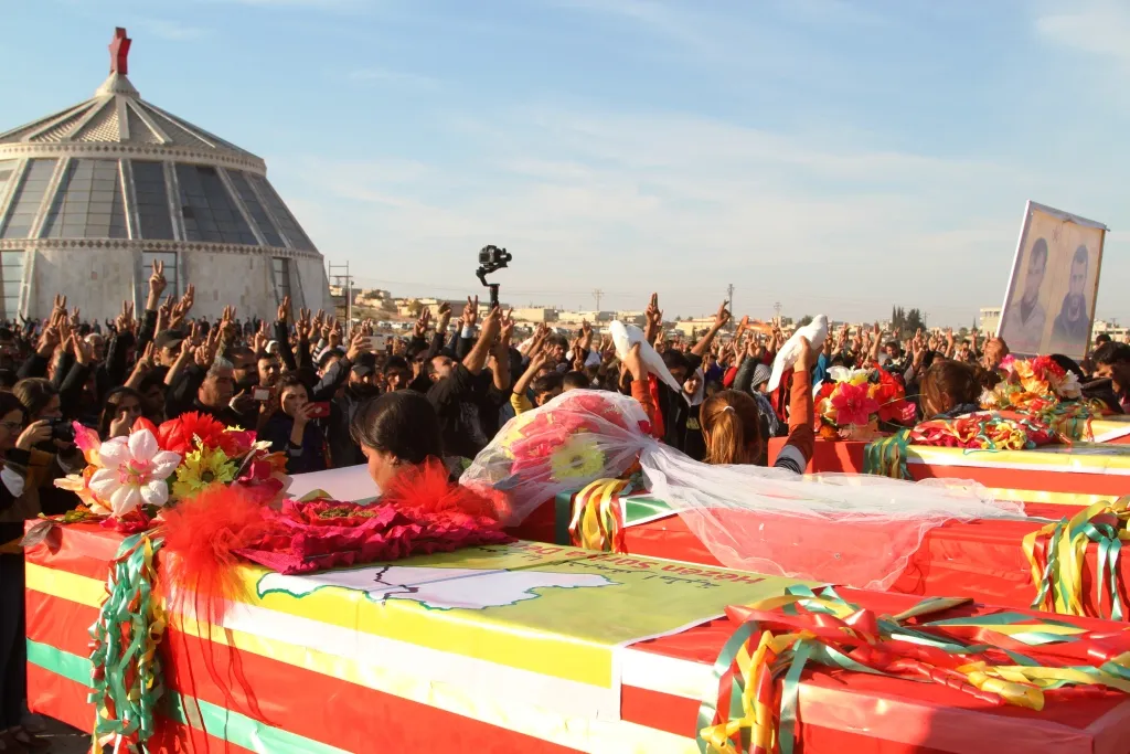 Şêniyên Kobanê şehîdên Berxwedana Rûmetê oxir kirin