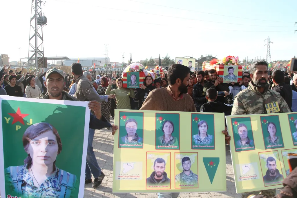 Şêniyên Kobanê şehîdên Berxwedana Rûmetê oxir kirin