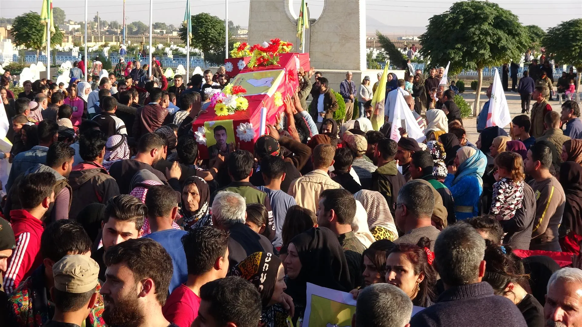 Şehîdên Berxwedana Rûmetê bi merasîmeke heybet hatin veşartin