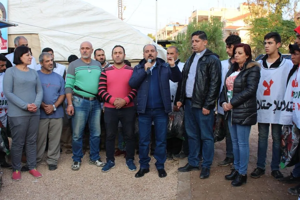 Şandeya Dêra Incîlî piştgiriya koçberên Serêkaniyê kir