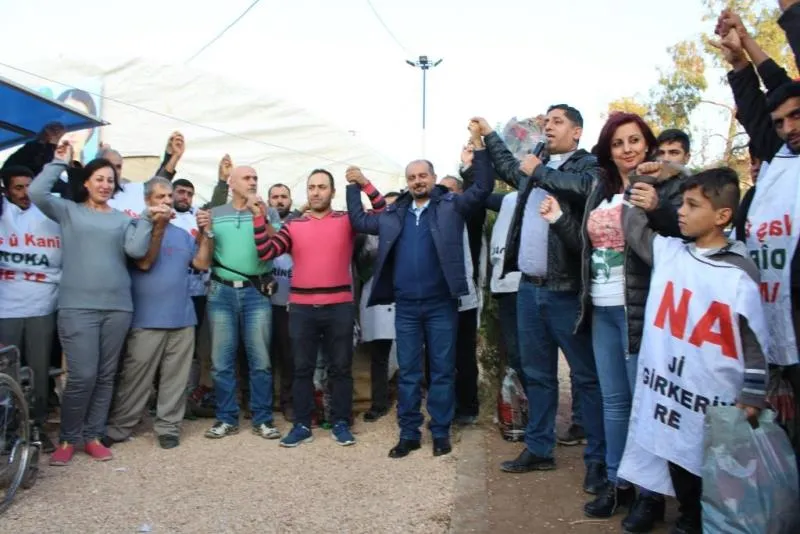 Şandeya Dêra Incîlî piştgiriya koçberên Serêkaniyê kir