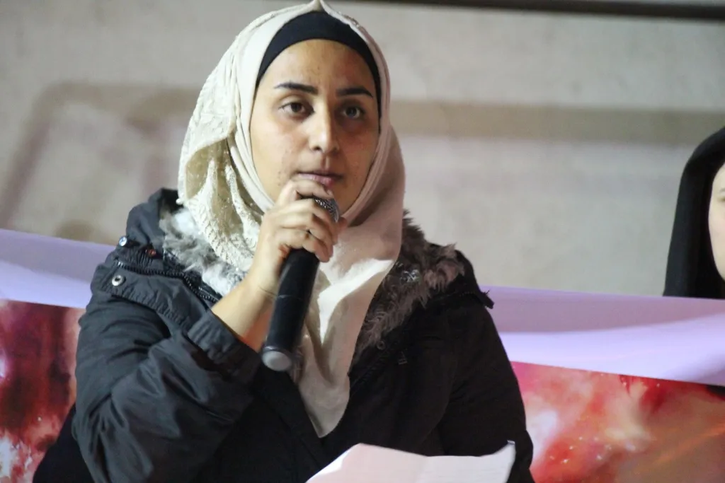 Jinên ciwan ên Minbicê li dijî tundiya li ser jinan meşiyan