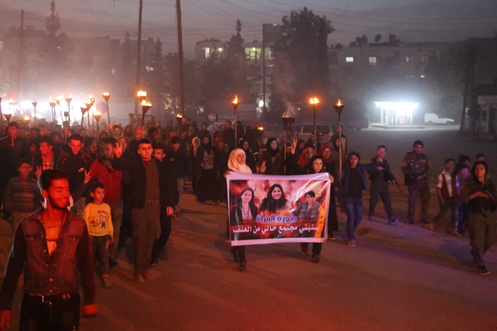 Jinên ciwan ên Minbicê li dijî tundiya li ser jinan meşiyan
