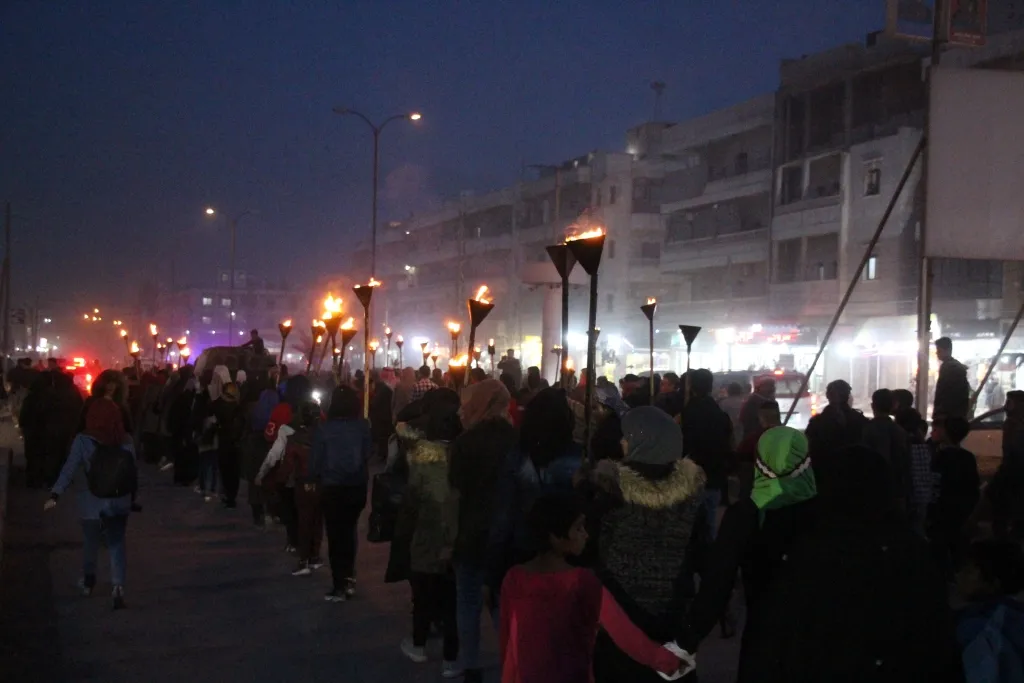 Jinên ciwan ên Minbicê li dijî tundiya li ser jinan meşiyan