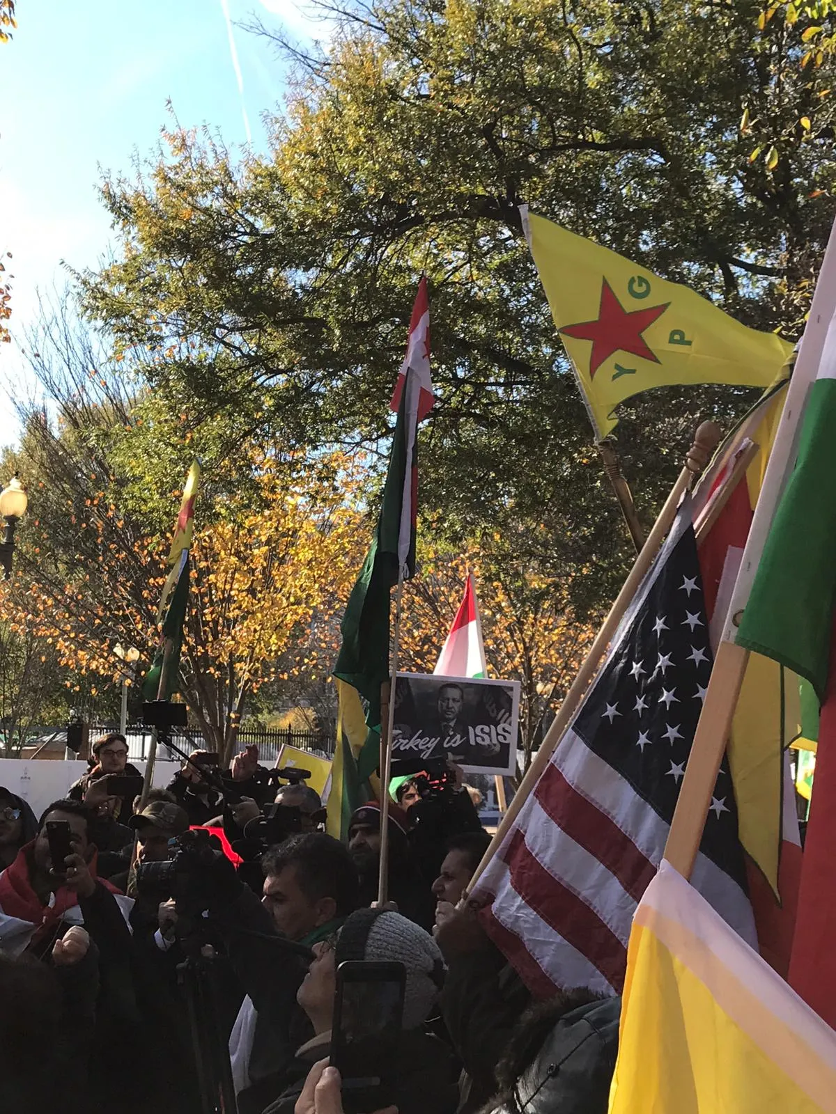 Hevdîtina Trump û Erdogan li ber avahiya Koşka Spî tê protestokirin