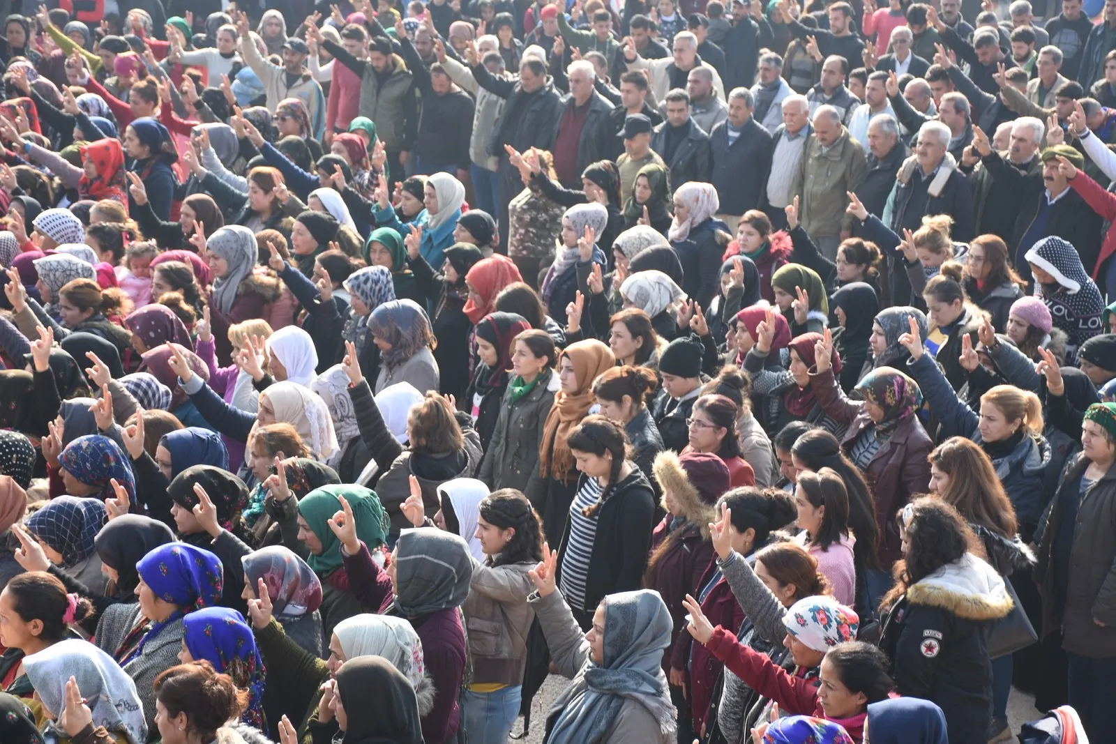 Şêniyên Efrînê sersaxî ji malbatên şehîdên Berxwedana Serdemê re xwest