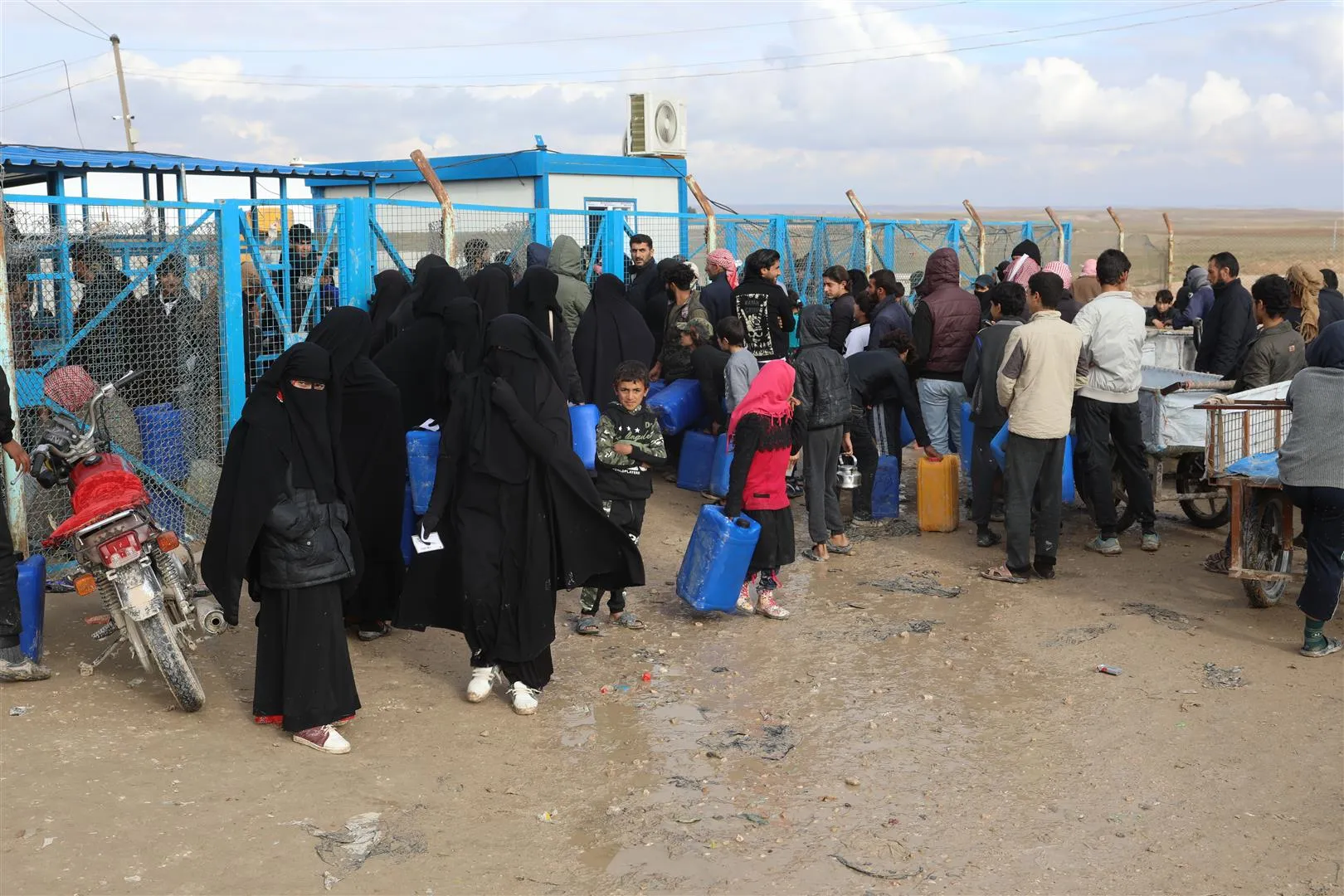 Heftane 125 hezar lîtreyên gazê li koçberên kampa Holê tê belavkirin
