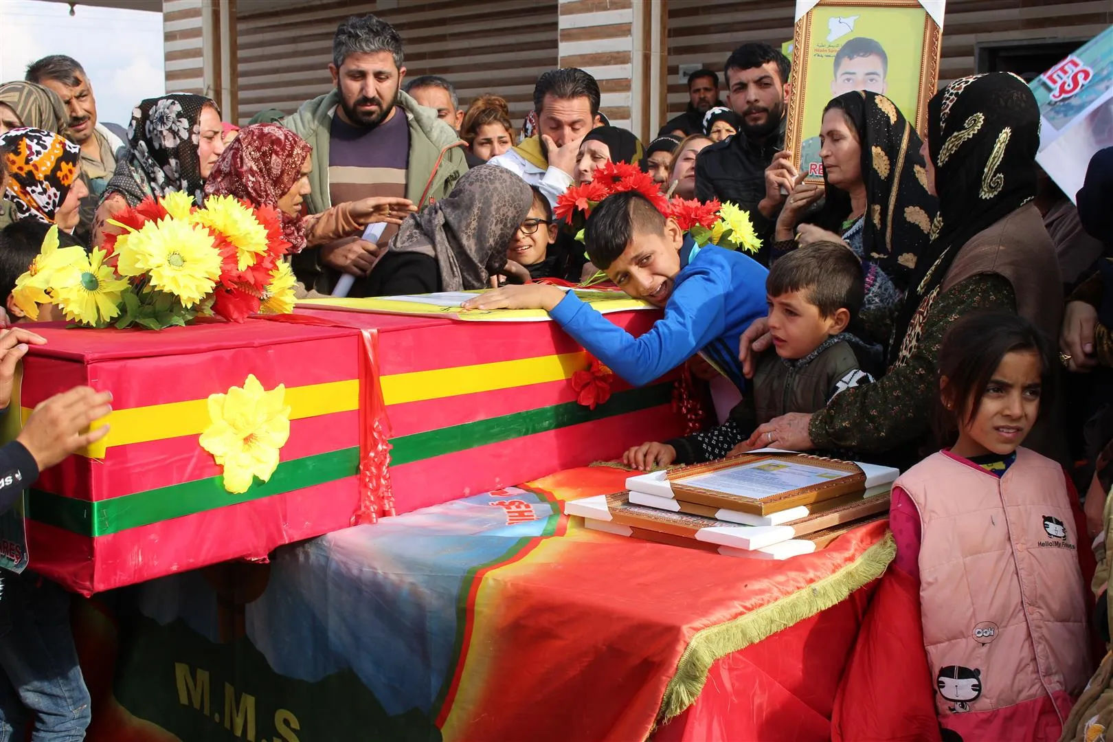 Di merasîma oxirkirinê ya şehîd Rêdûr Avareş de şêniyan soza şopandina rêya şehîdan da