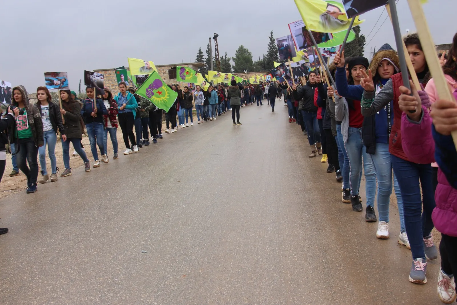 Ciwanên Efrînê komkujiya Til Rifetê şermezar kir