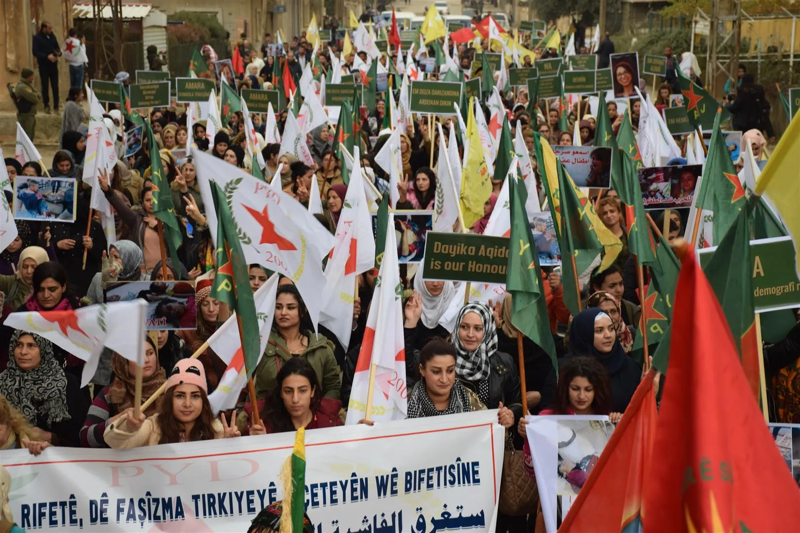 ​​​​​​​Li Bakur û Rojhilatê Sûriyê meşên şermezarkirina komkujiya Til Rifetê