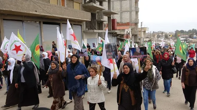 ​​​​​​​Li Bakur û Rojhilatê Sûriyê meşên şermezarkirina komkujiya Til Rifetê