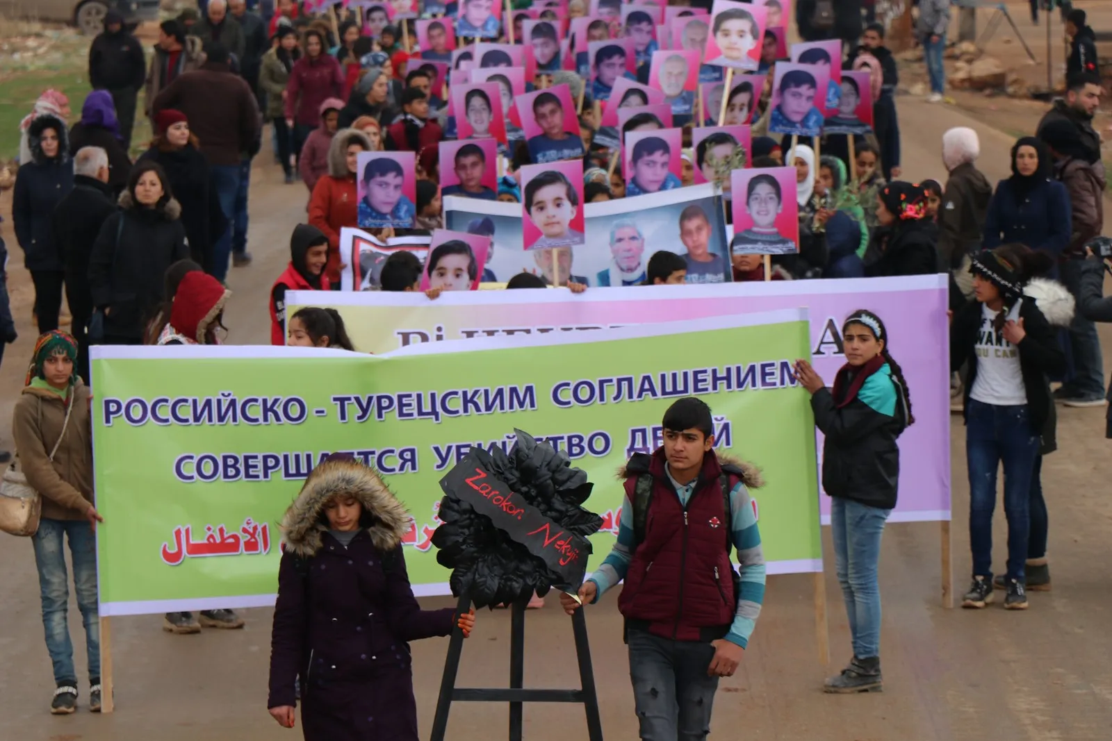 Zarokên Efrînê kulîlkên reş dan leşkerên Rûsyayê