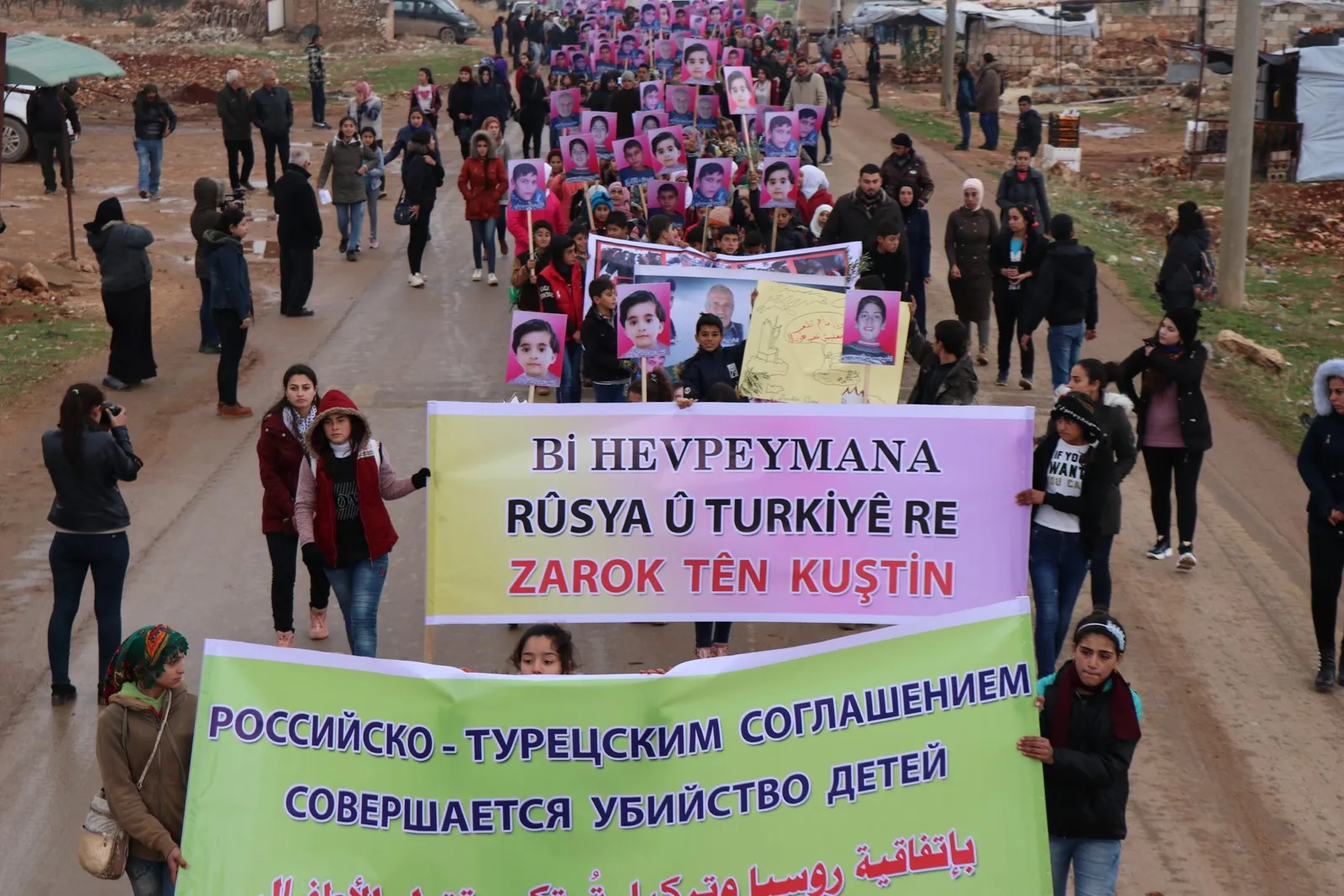 Zarokên Efrînê kulîlkên reş dan leşkerên Rûsyayê