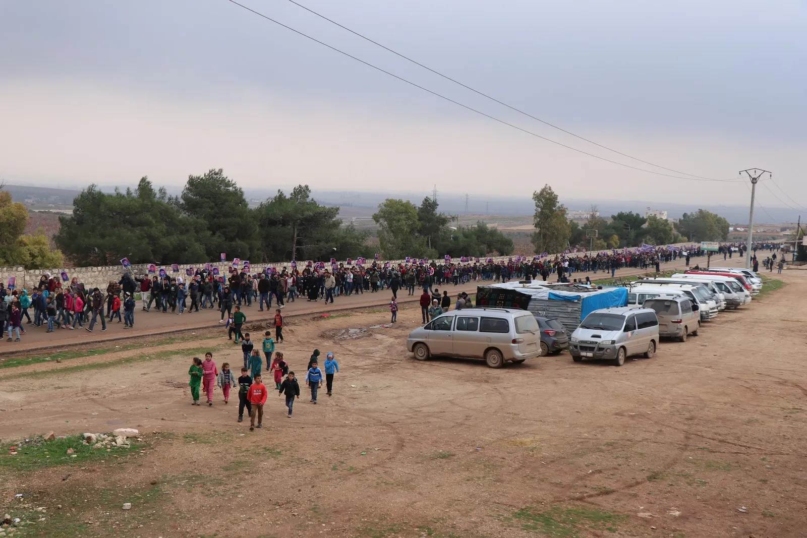 Zarokên Efrînê kulîlkên reş dan leşkerên Rûsyayê