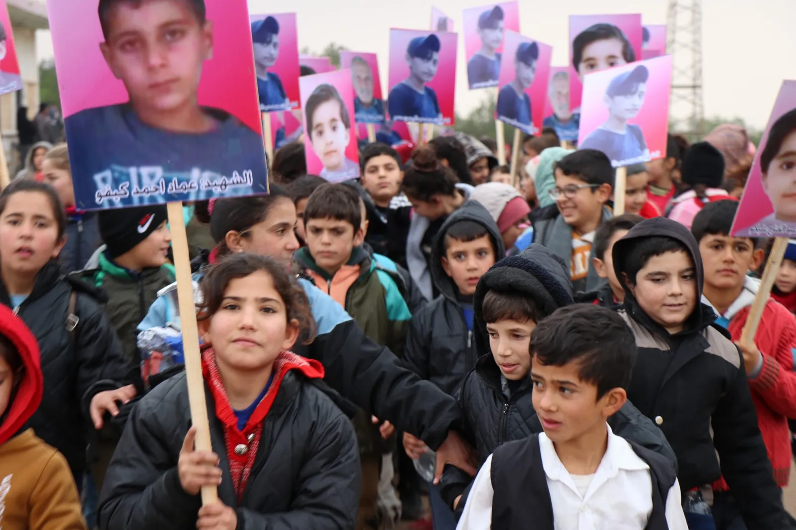 Zarokên Efrînê kulîlkên reş dan leşkerên Rûsyayê