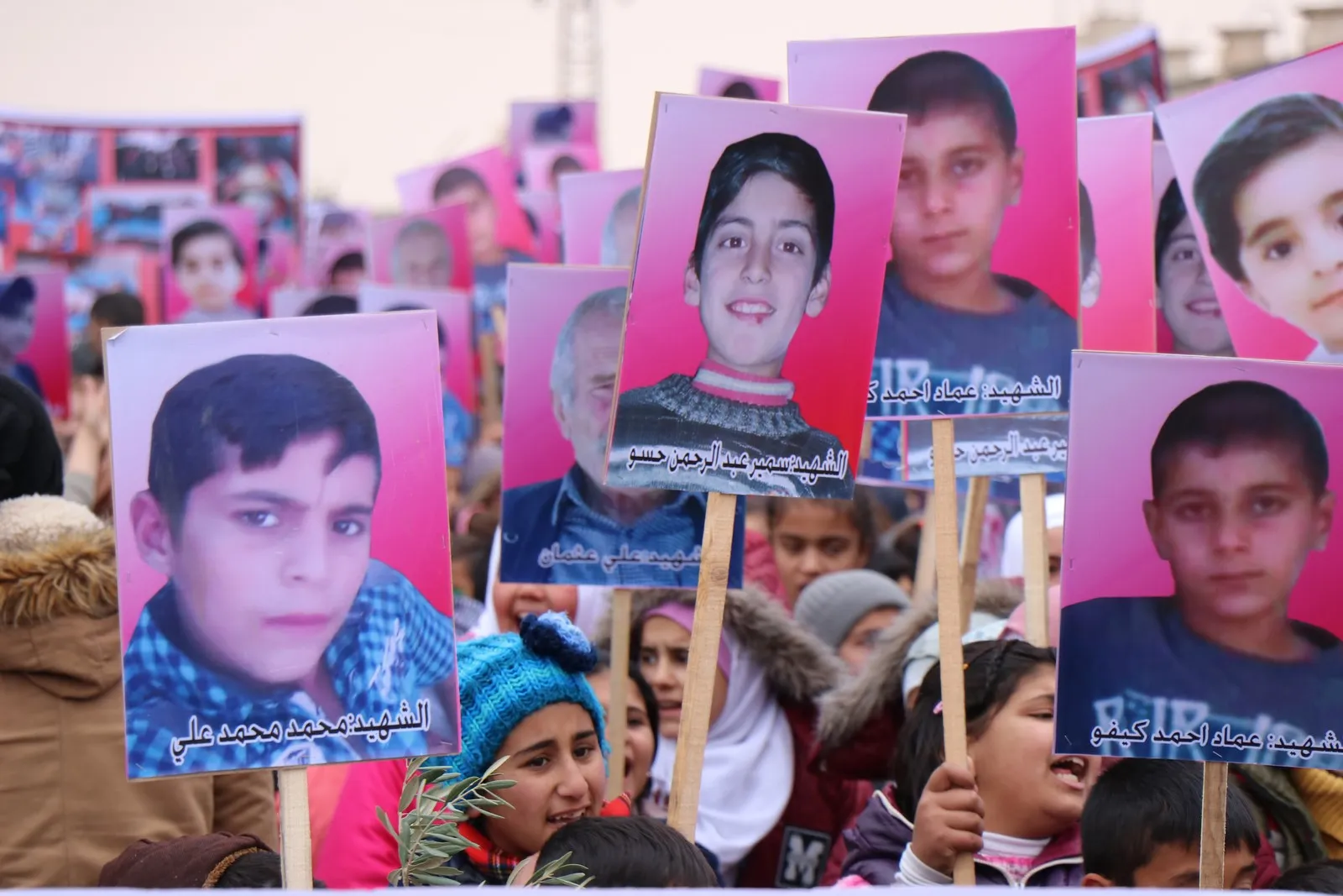 Zarokên Efrînê kulîlkên reş dan leşkerên Rûsyayê