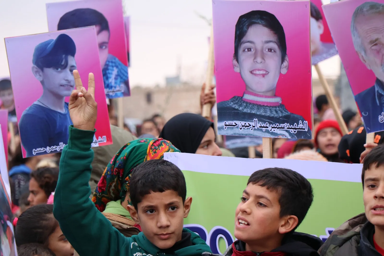 Zarokên Efrînê kulîlkên reş dan leşkerên Rûsyayê