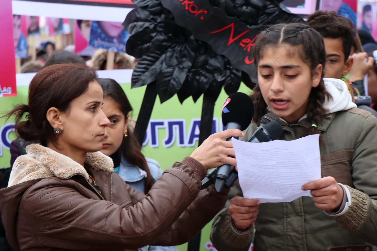 Zarokên Efrînê kulîlkên reş dan leşkerên Rûsyayê