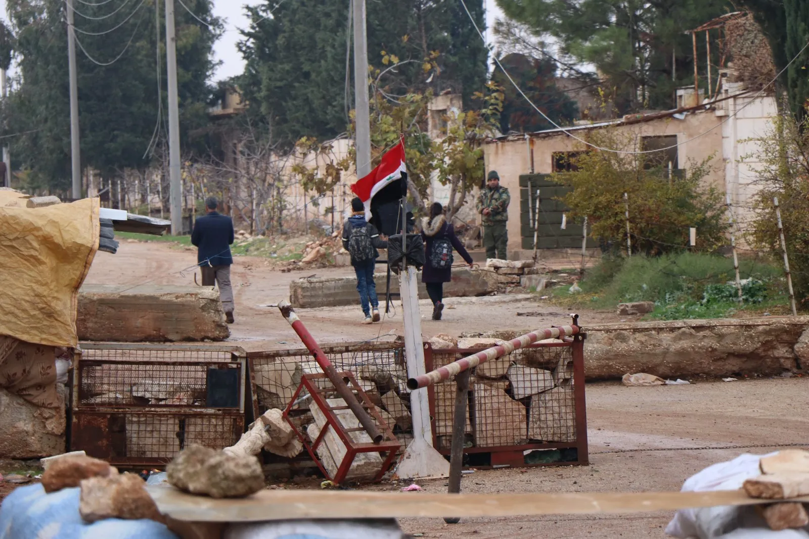 Zarokên Efrînê kulîlkên reş dan leşkerên Rûsyayê