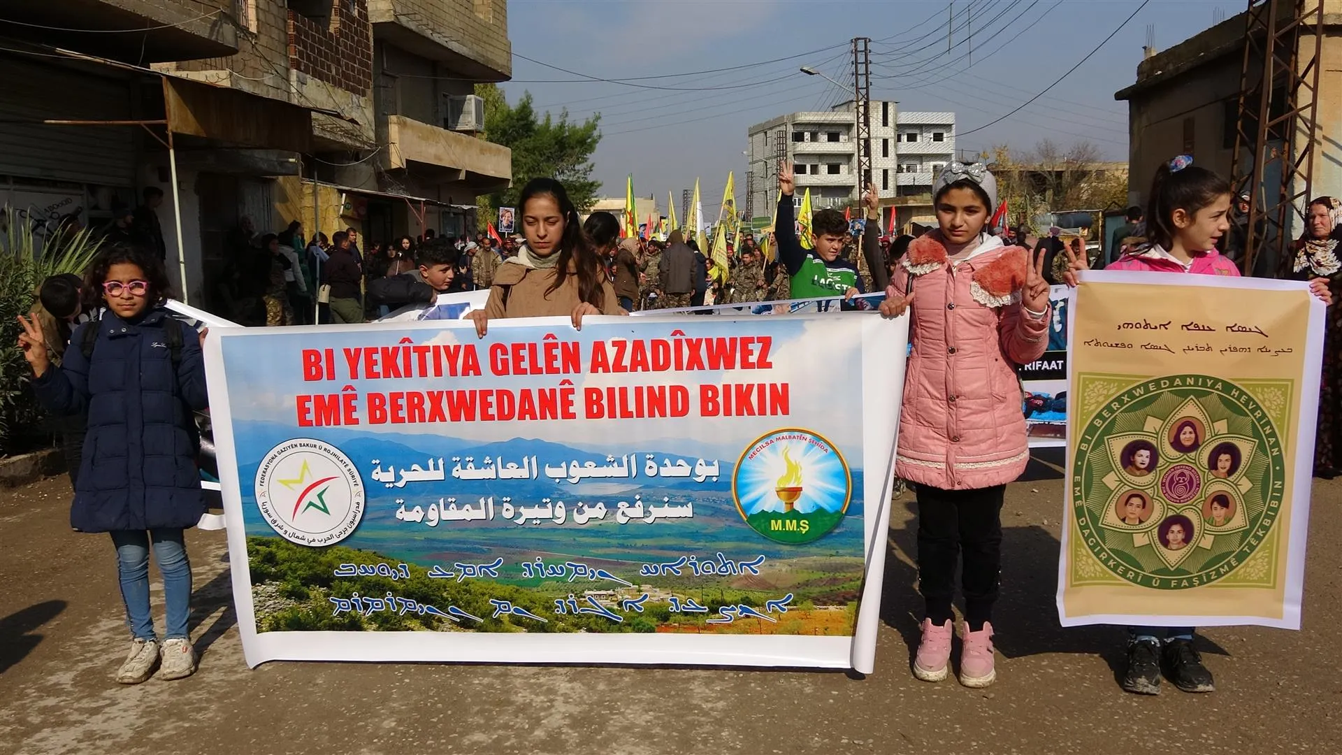 Malbatên şehîdan û gaziyên şer: Dewleta Tirk çavkaniya DAIŞ û El-Nusrayê ye