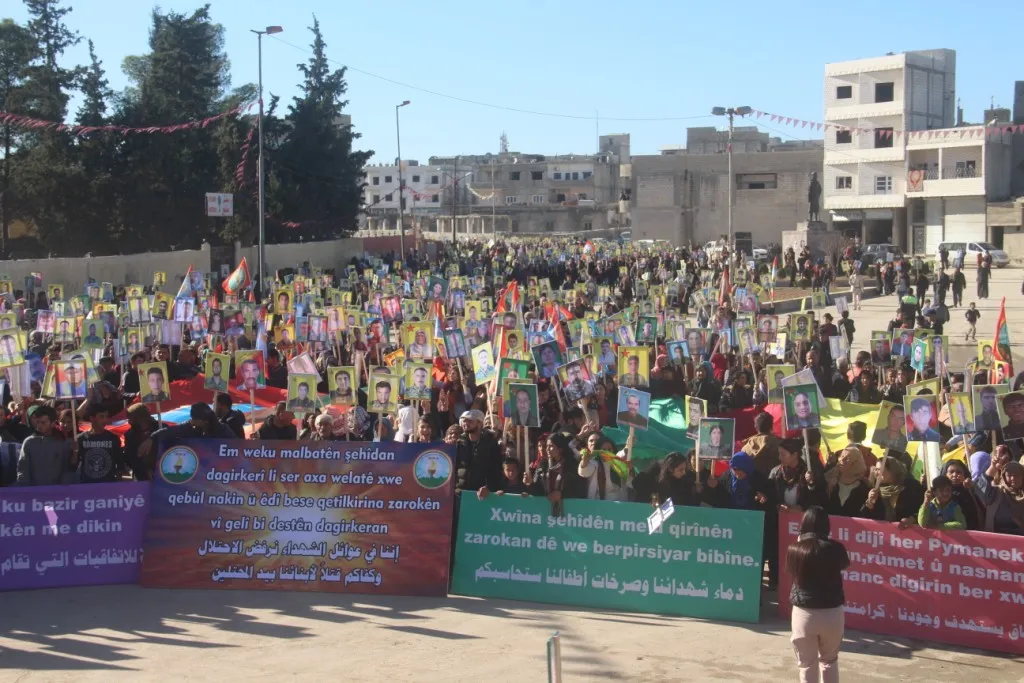 Malbatên şehîdan li dijî dagirkeriya dewleta Tirk meşiyan