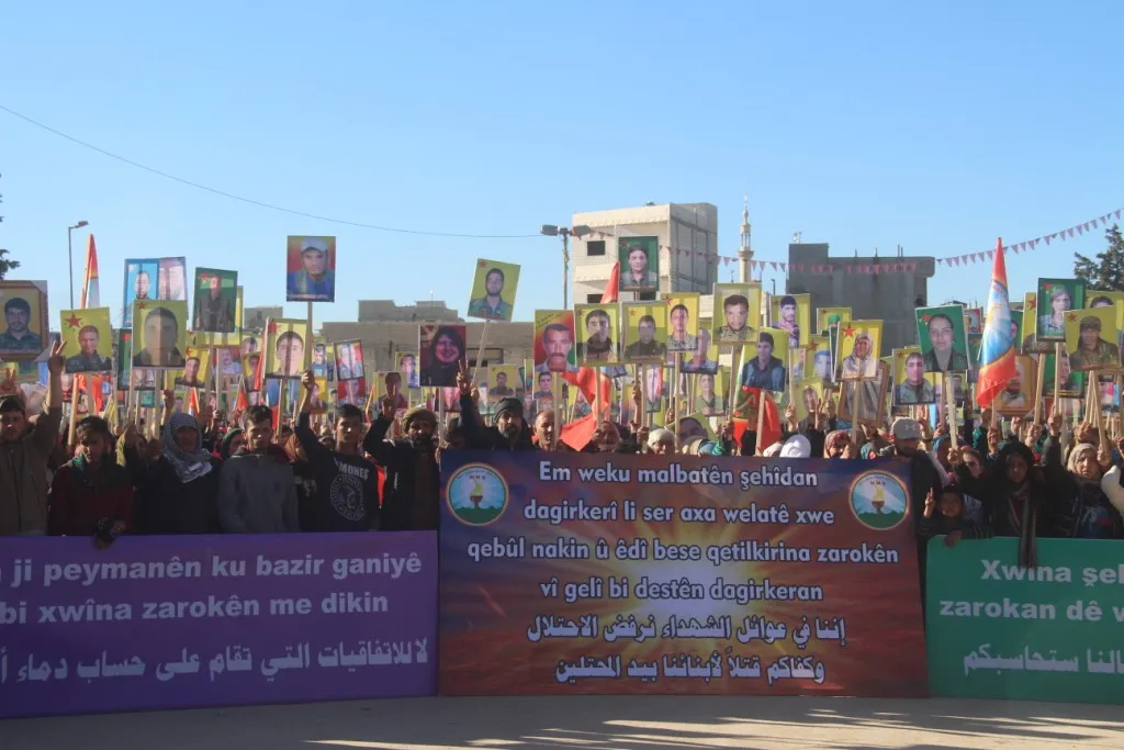 Malbatên şehîdan li dijî dagirkeriya dewleta Tirk meşiyan