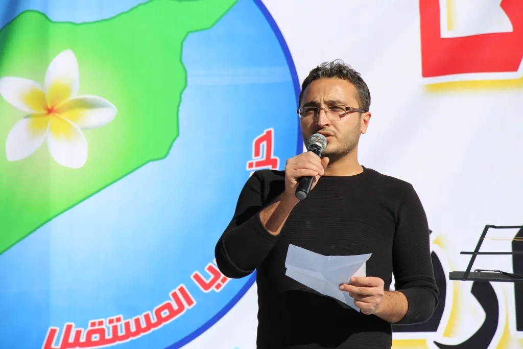 Şêniyên Minbicê banga destûreke ku nûnertiya tevahî sûriyan dike, kir