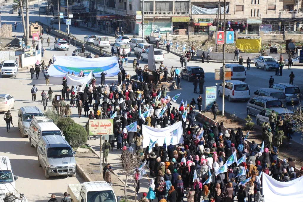 Şêniyên Minbicê banga destûreke ku nûnertiya tevahî sûriyan dike, kir