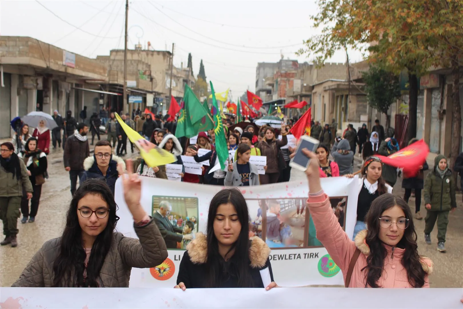 Ciwanên Amûdê piştgirî dan YPJ û YPG‘ê
