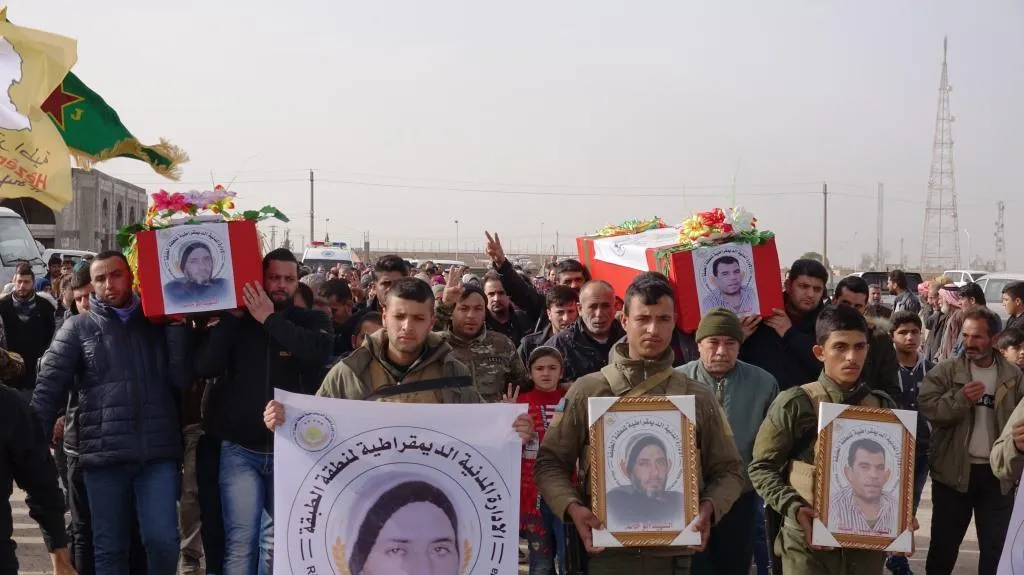 Şêniyên Tebqayê şehîdên êrişa li dijî Avahiya Gerînandeya Bazirganiyê oxir kirin