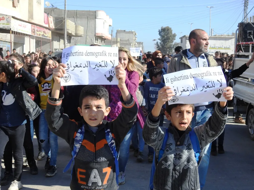 Mamoste û xwendekarên Kobanê li dijî sûcên dewleta Tirk meşiyan