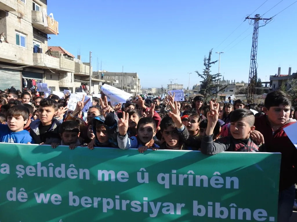 Mamoste û xwendekarên Kobanê li dijî sûcên dewleta Tirk meşiyan