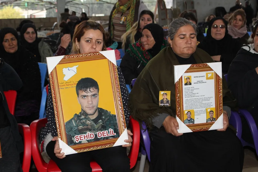Dêrikiyan sersaxî ji malbatên şehîdên Berxwedana Rûmetê re xwestin
