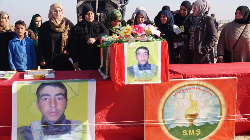 Cenazeyê şehîd Ebdulezîz Mehmûd li Reqayê hate veşartin