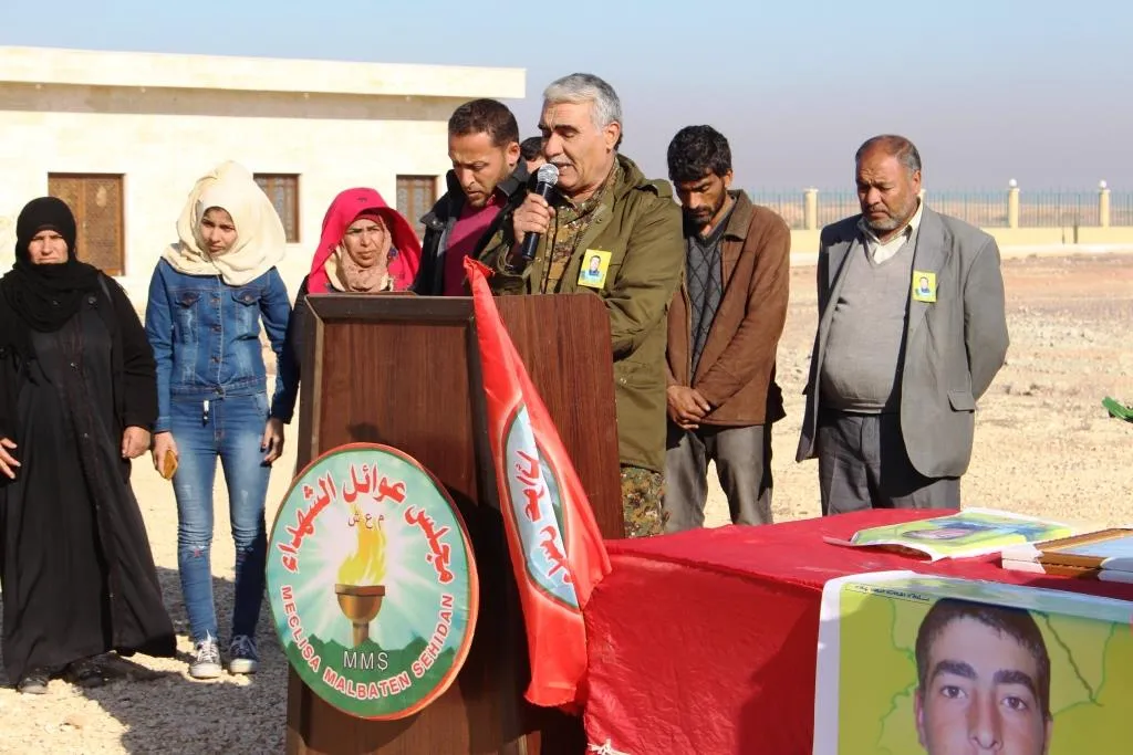 Cenazeyê şehîd Ebdulezîz Mehmûd li Reqayê hate veşartin