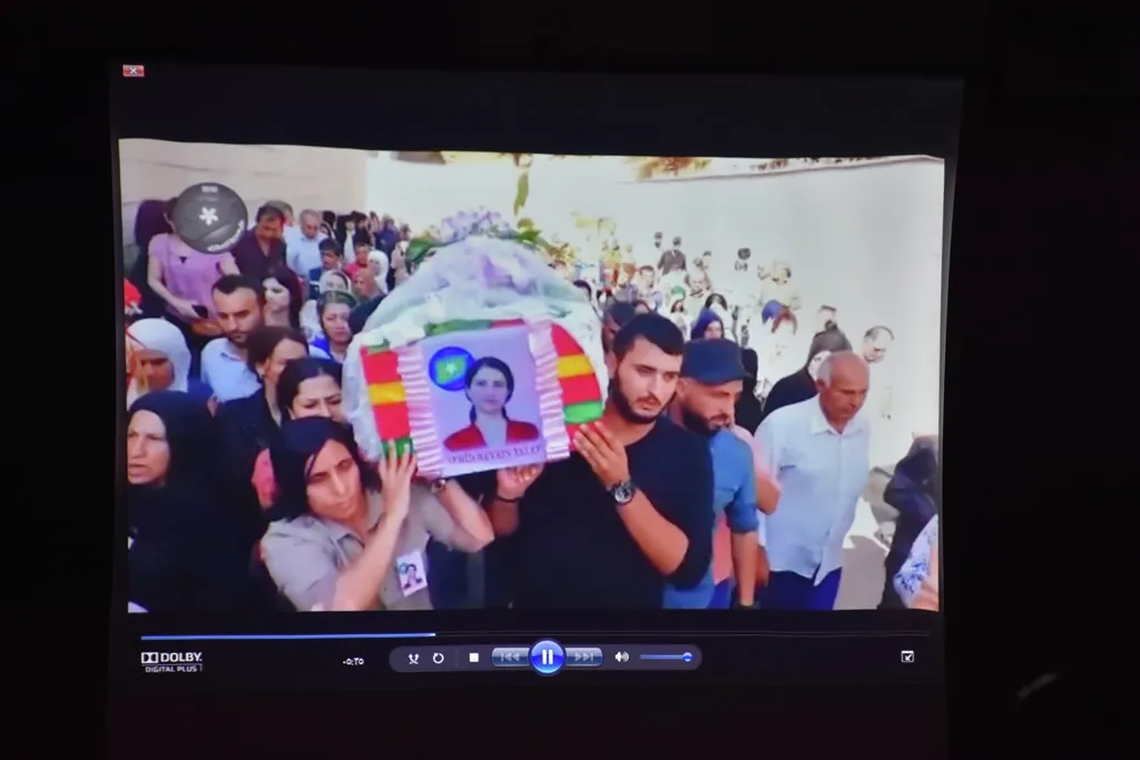 Pêşangeha"Vîna me ji tundiyê bi hêztir e" bi dawî bû