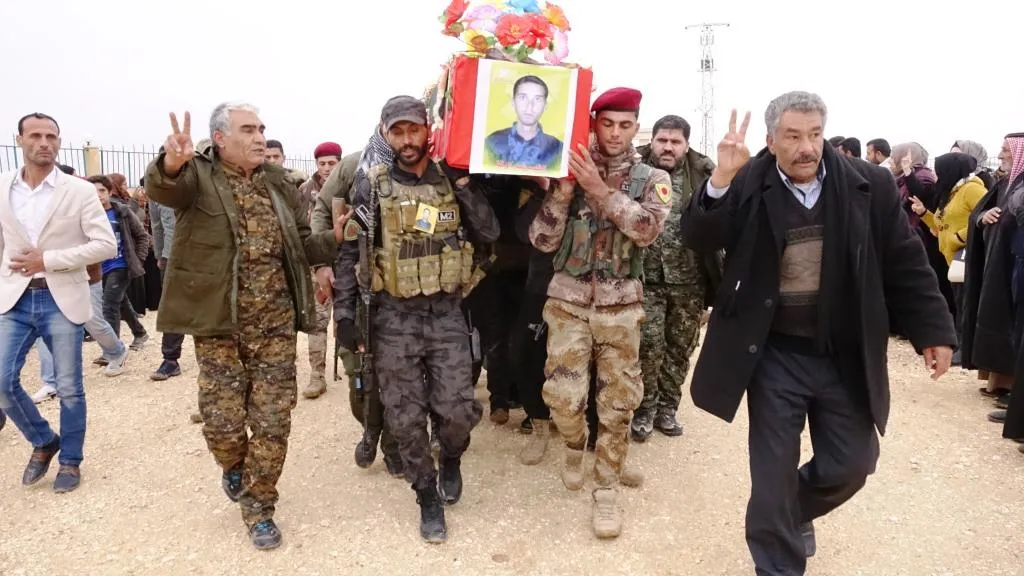 Şêniyên Reqayê cenazeyê şehîd Ehmed Hesen spartin axê