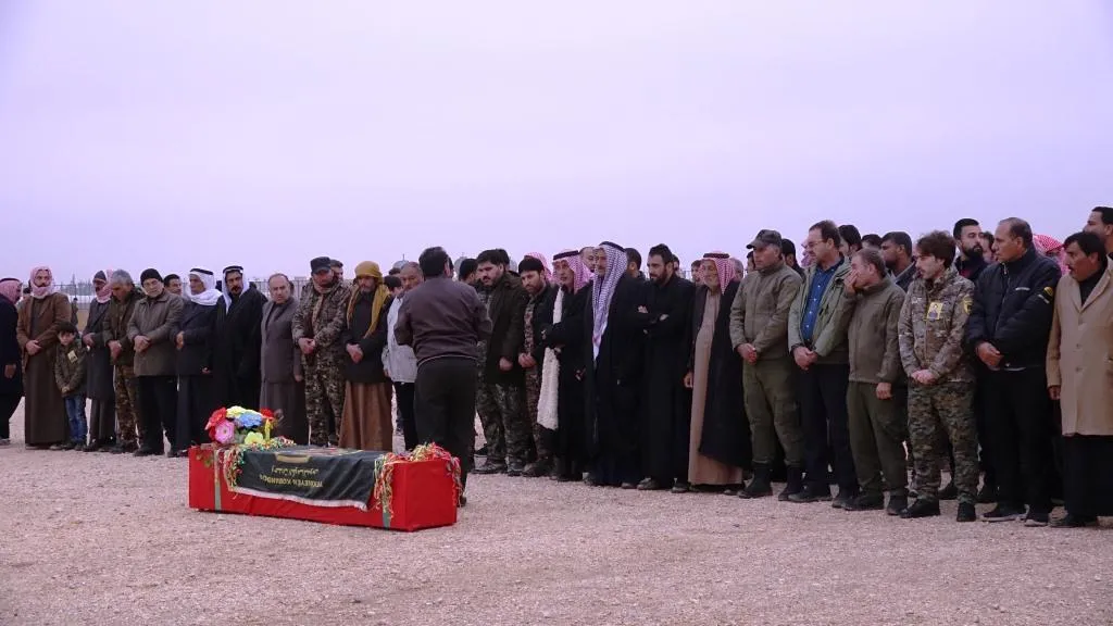 Şêniyên Reqayê cenazeyê şehîd Ehmed Hesen spartin axê