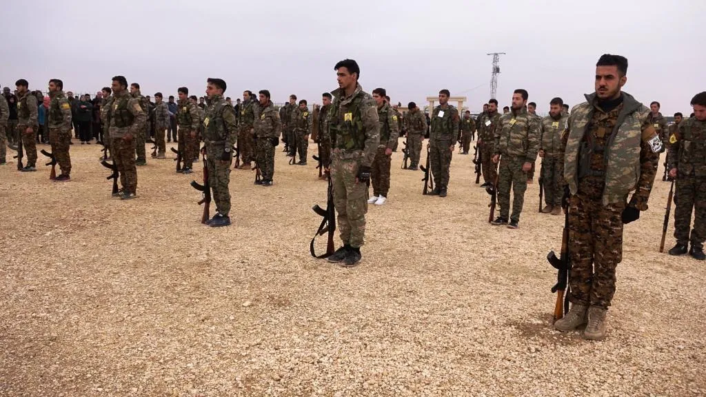 Şêniyên Reqayê cenazeyê şehîd Ehmed Hesen spartin axê
