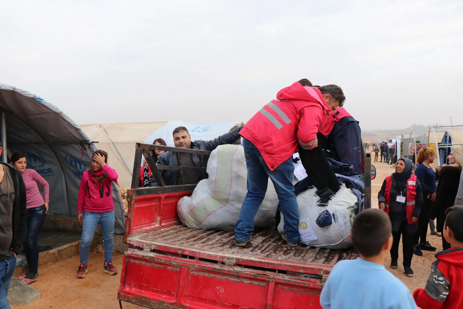 Cilên zivistanî li koçberên kampa Vegerê hatin belavkirin