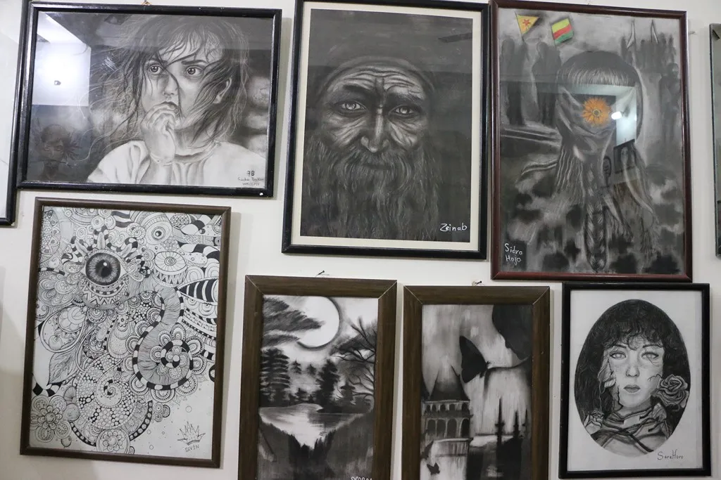 TEV-DEM`ê şagirtên ku tev li pêşangeha hunerî bûn xelat kirin