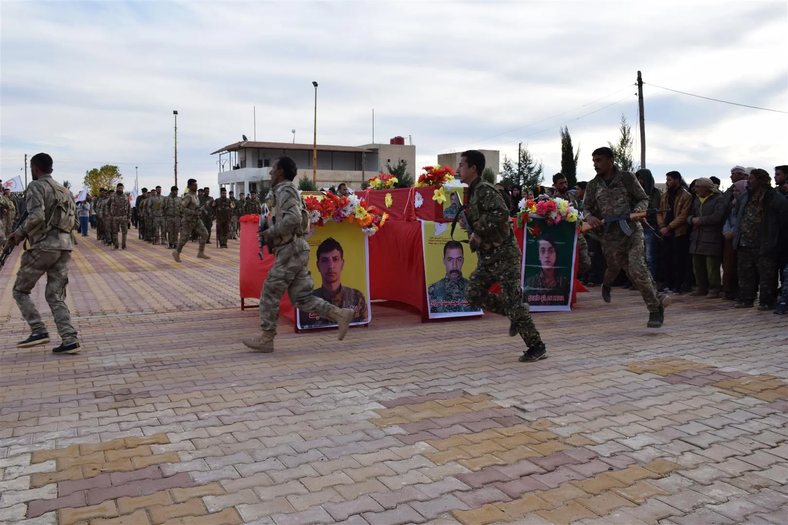 Li Hesekê cenazeyê şehîdekî hate veşartin û nasnameyên 2 şehîdan hatin eşkerekirin
