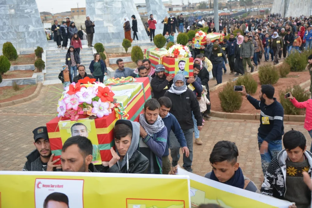 Li Kobanê 3 şehîdên Berxwedana Rûmetê bi merasîmekî heybet hatin oxirkirin