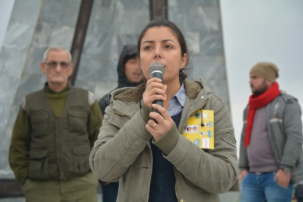 Li Kobanê 3 şehîdên Berxwedana Rûmetê bi merasîmekî heybet hatin oxirkirin