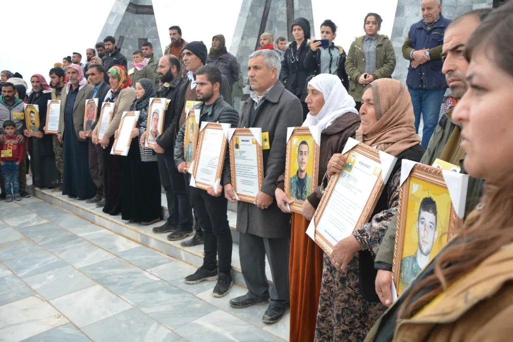 Li Kobanê 3 şehîdên Berxwedana Rûmetê bi merasîmekî heybet hatin oxirkirin